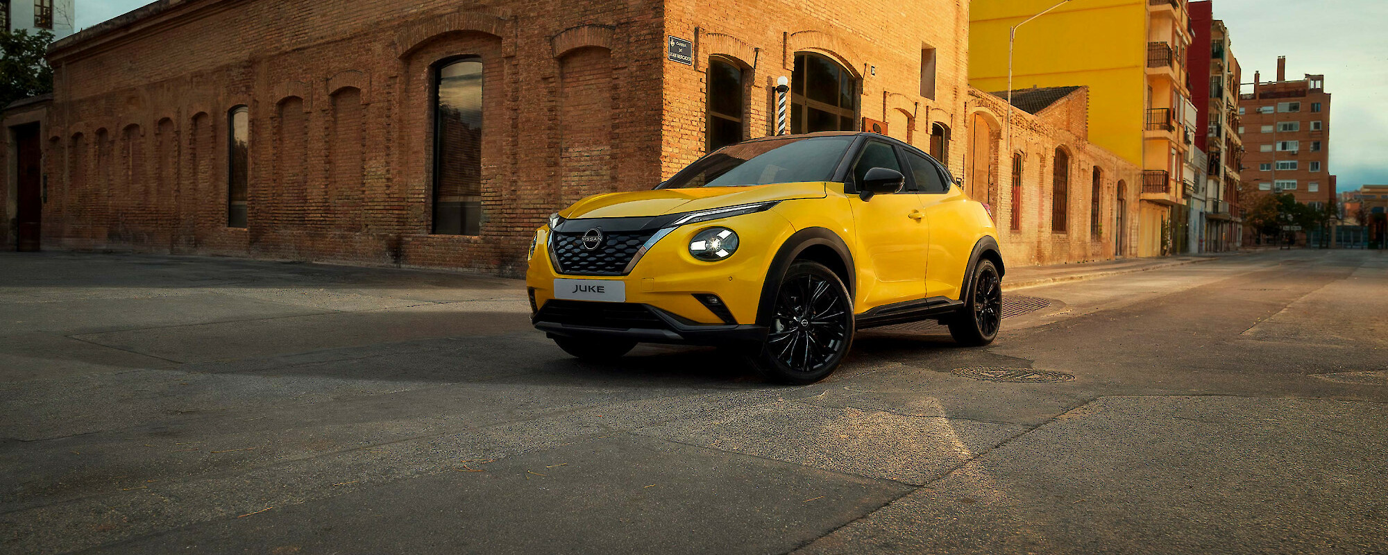 Nissan Juke áll a városi téren